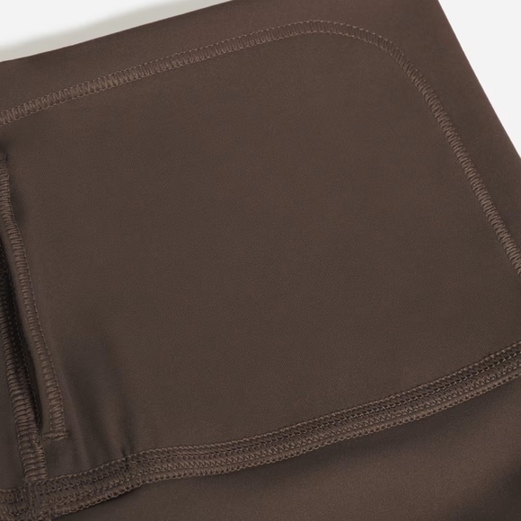 Everlane Perform Legging in Bitter Chocolate - Picture 5 of 9